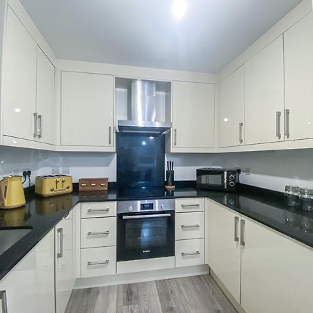 2 Bedroom City Centre Apartment In High Wycombe With Parking Exterior photo