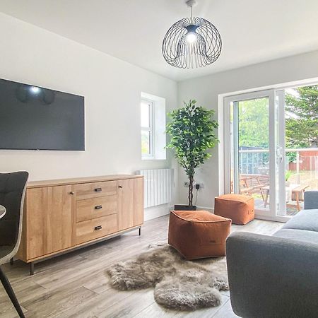 2 Bedroom City Centre Apartment In High Wycombe With Parking Exterior photo