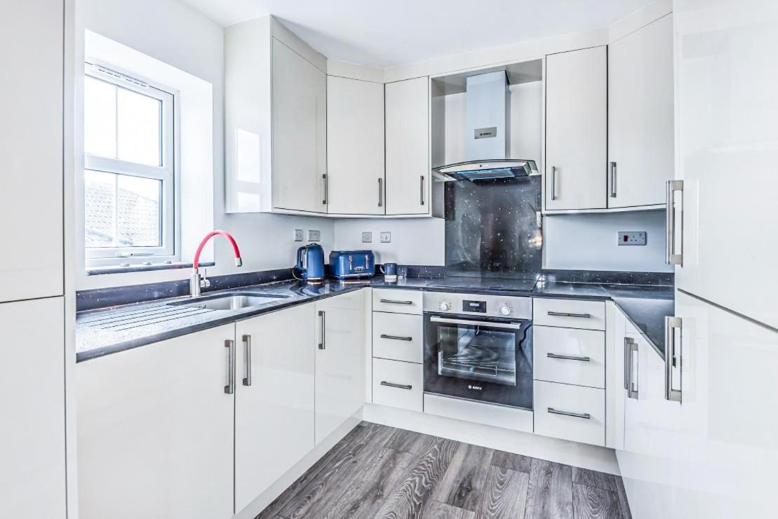 2 Bedroom City Centre Apartment In High Wycombe With Parking Exterior photo